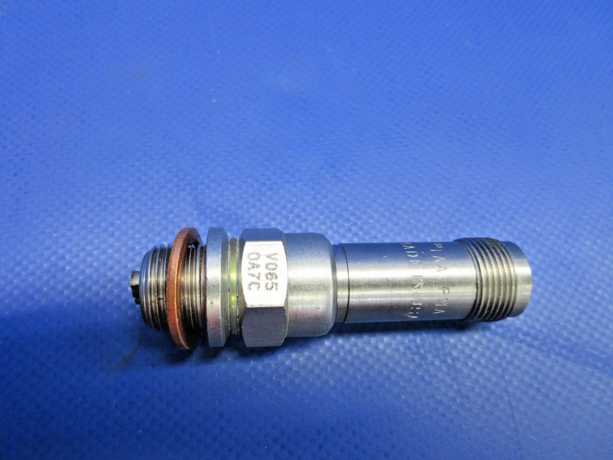 Tempest Spark Plug P/N URHM38E LOT OF 8 NOS (0926-795)12