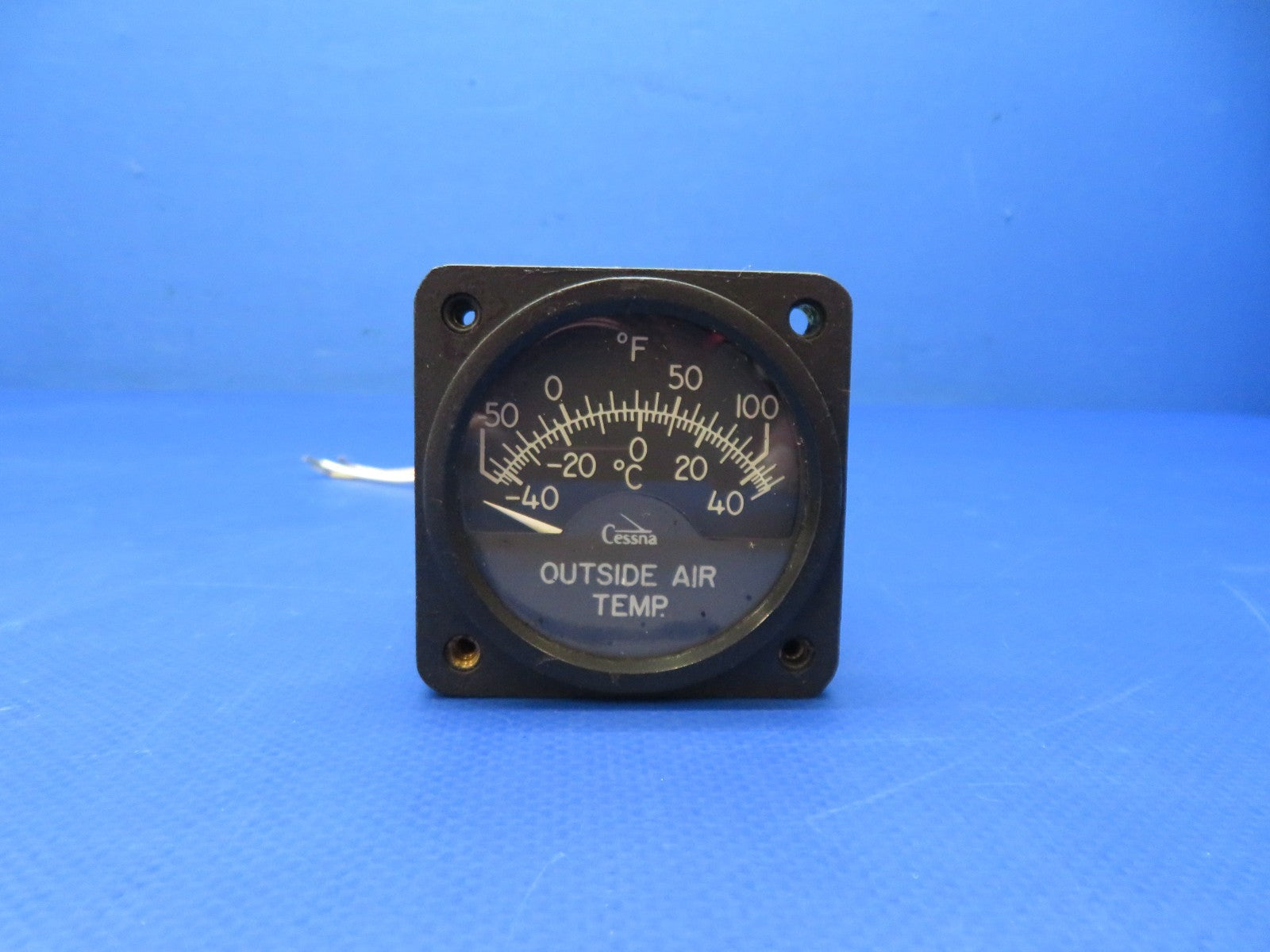 Cessna 421 Outside Air Temperature Gauge w/ Connector CM2628L1 TESTED (0326-165)1