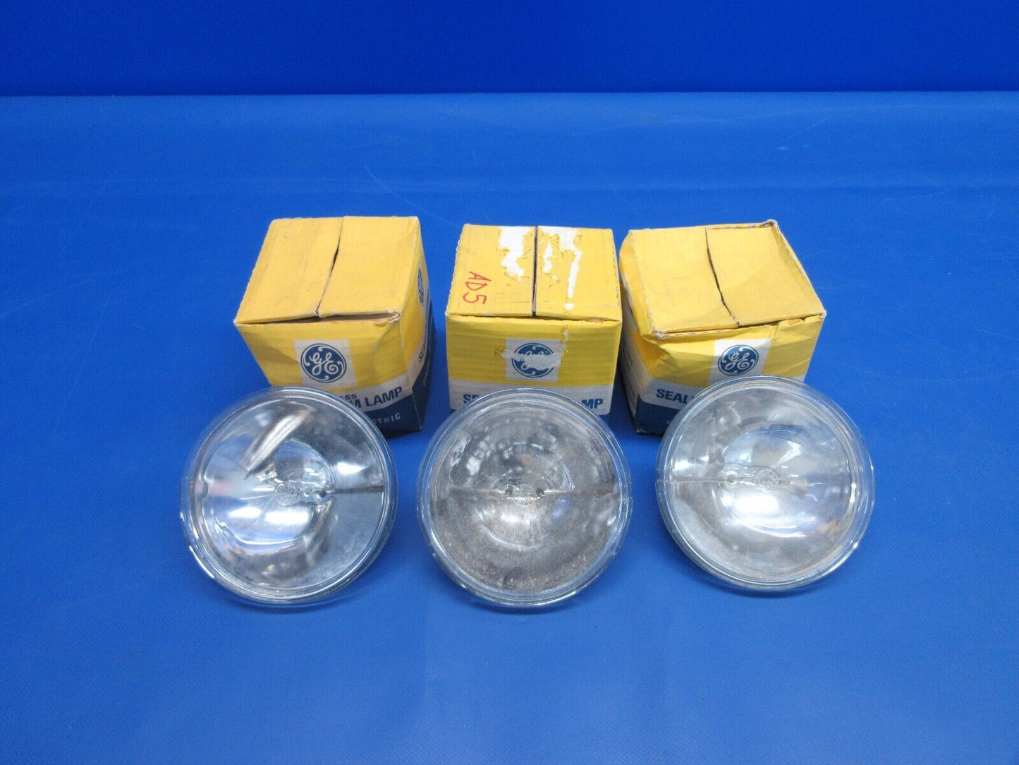General Electric Sealed Beam Lamp 28V P/N 4581 LOT OF 3 NOS (0424-1138)