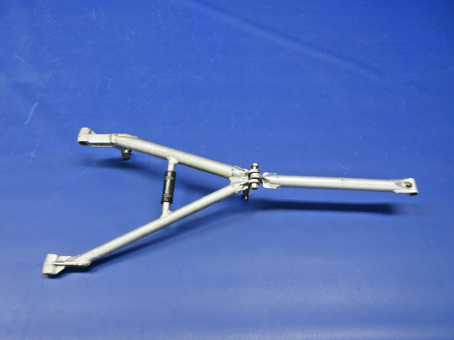 Beech D95A Travel Air Nose Gear Retract Drag Leg + Brace (0326-845)1