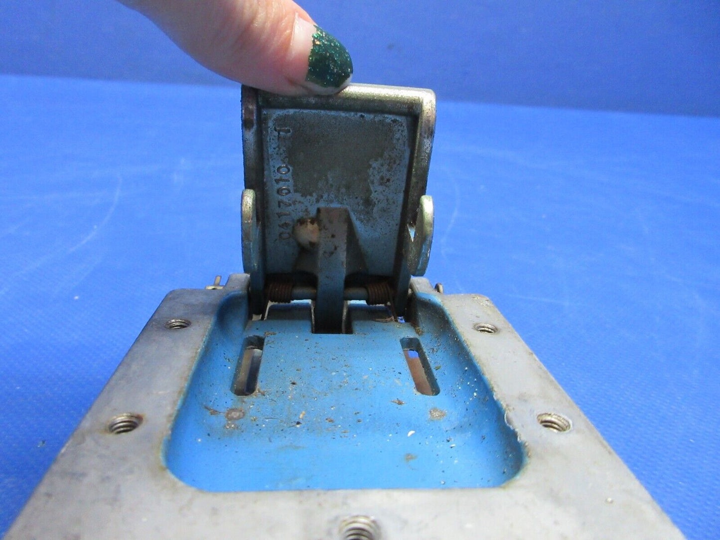 Cessna 172 LH Cabin Door Latch Assy P/N 0511256-1 FOR PARTS (0724-1838)