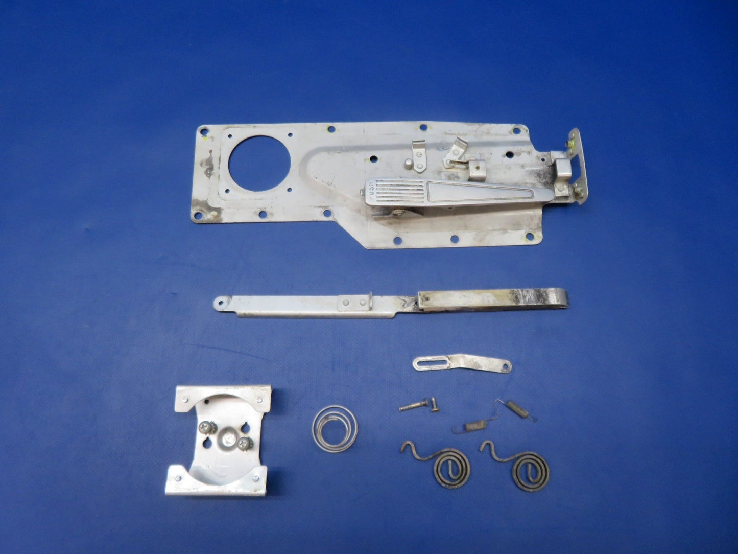 Cessna 182 / 182H Cabin Door LH Latch P/N 0711061-6 (0226-215)1