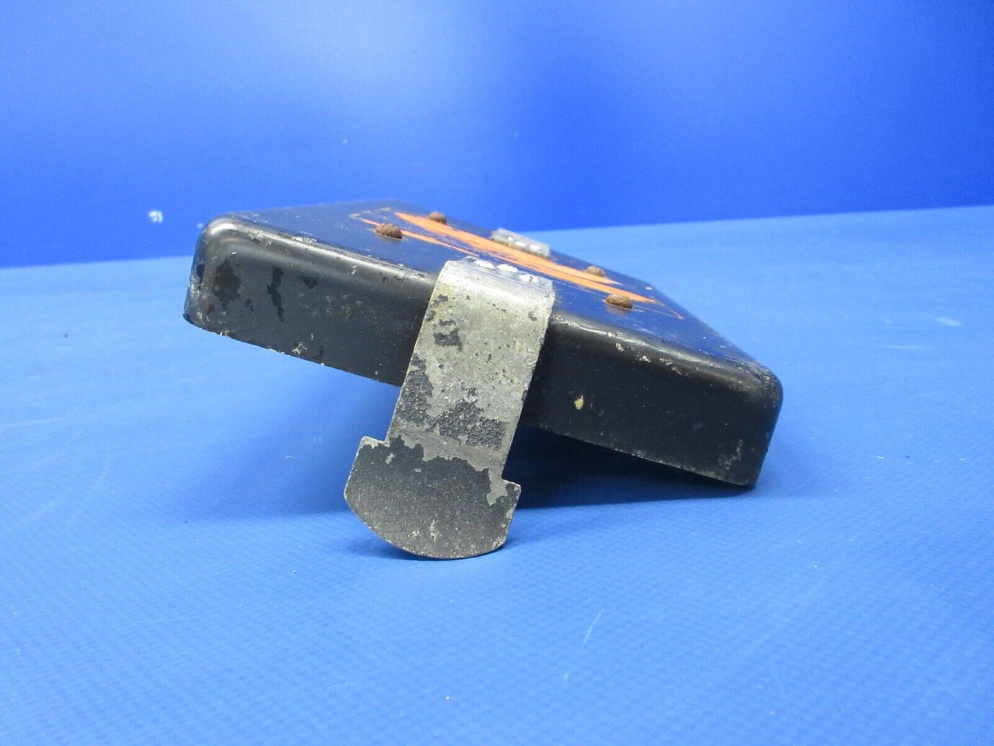 Early Cessna 175 / 175A Battery Box Lid Assy P/N 0413307-21 (0624-1423)