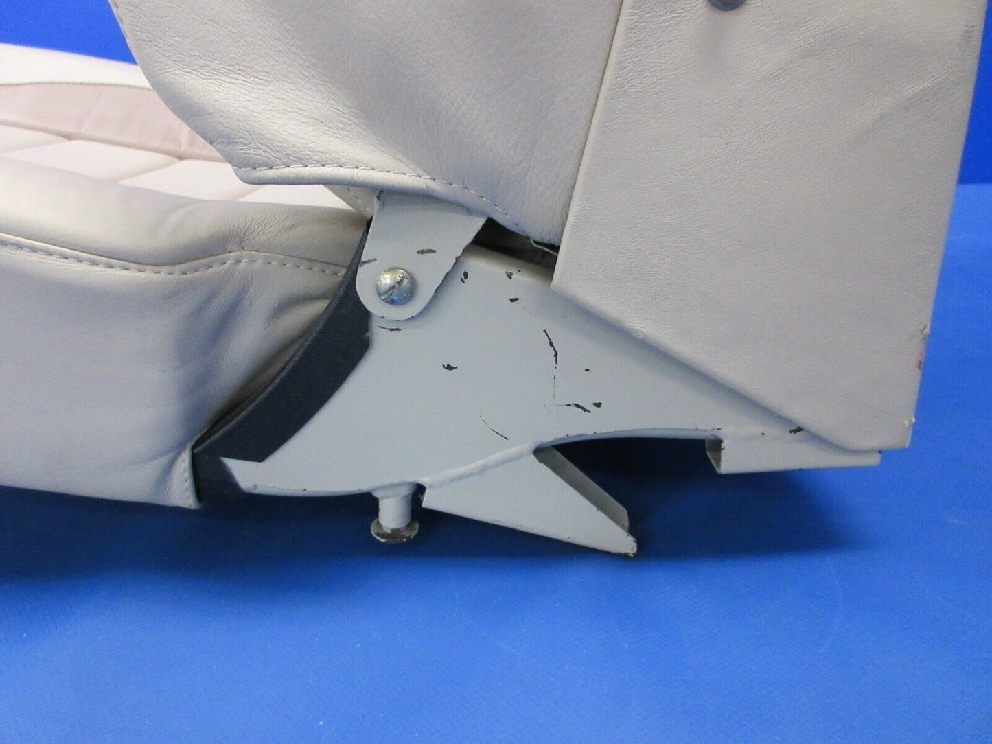 Piper PA-32RT-300T Center Aft Facing Seat Assy RH P/N 37799-02 (0924-1421)