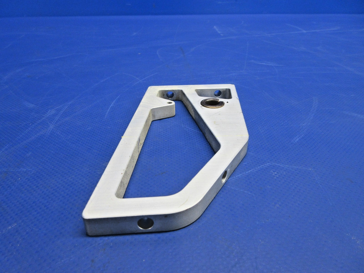 Diamond DA-40 Control Column Mounting Bracket P/N DA4-2703-15-00 (0926-885)6
