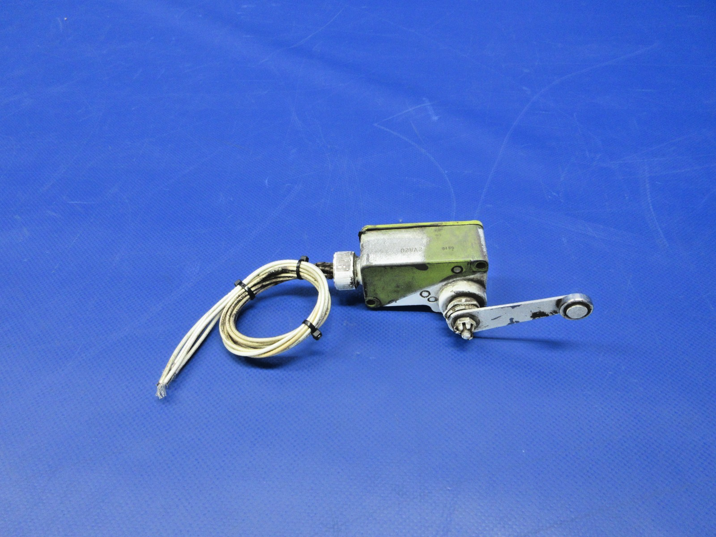 Cessna 421 Micro-Switch Main Gear Safety Switch P/N 2VA20 TESTED (0826-703)0
