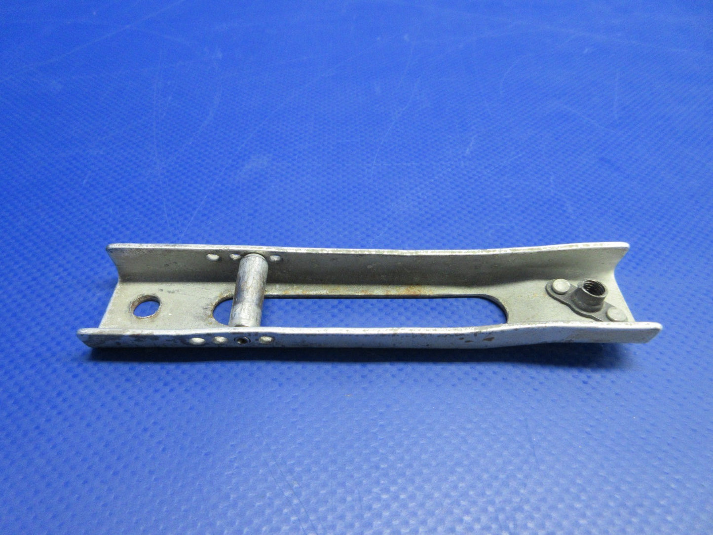 Beech D95A Travel Air Cabin Door Upper Latch Channel P/N 35-410456-27 (0326-829)2
