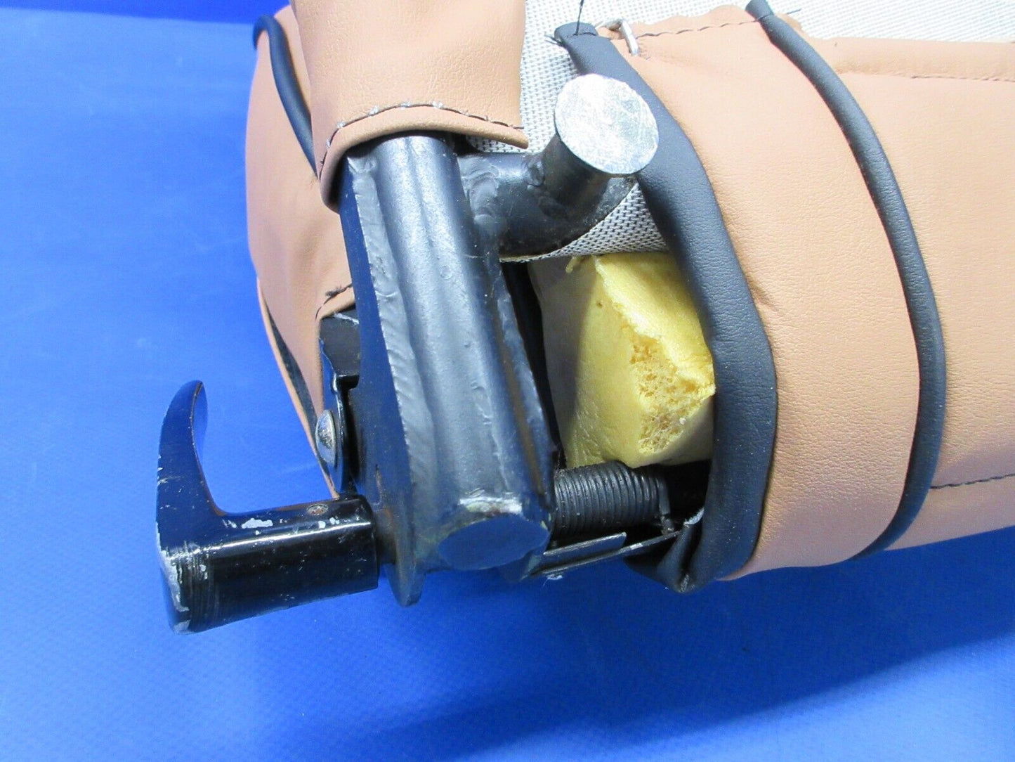 Piper PA-28-181 Archer Seat Assy Rear RH P/N 96827-23 (0624-1386)