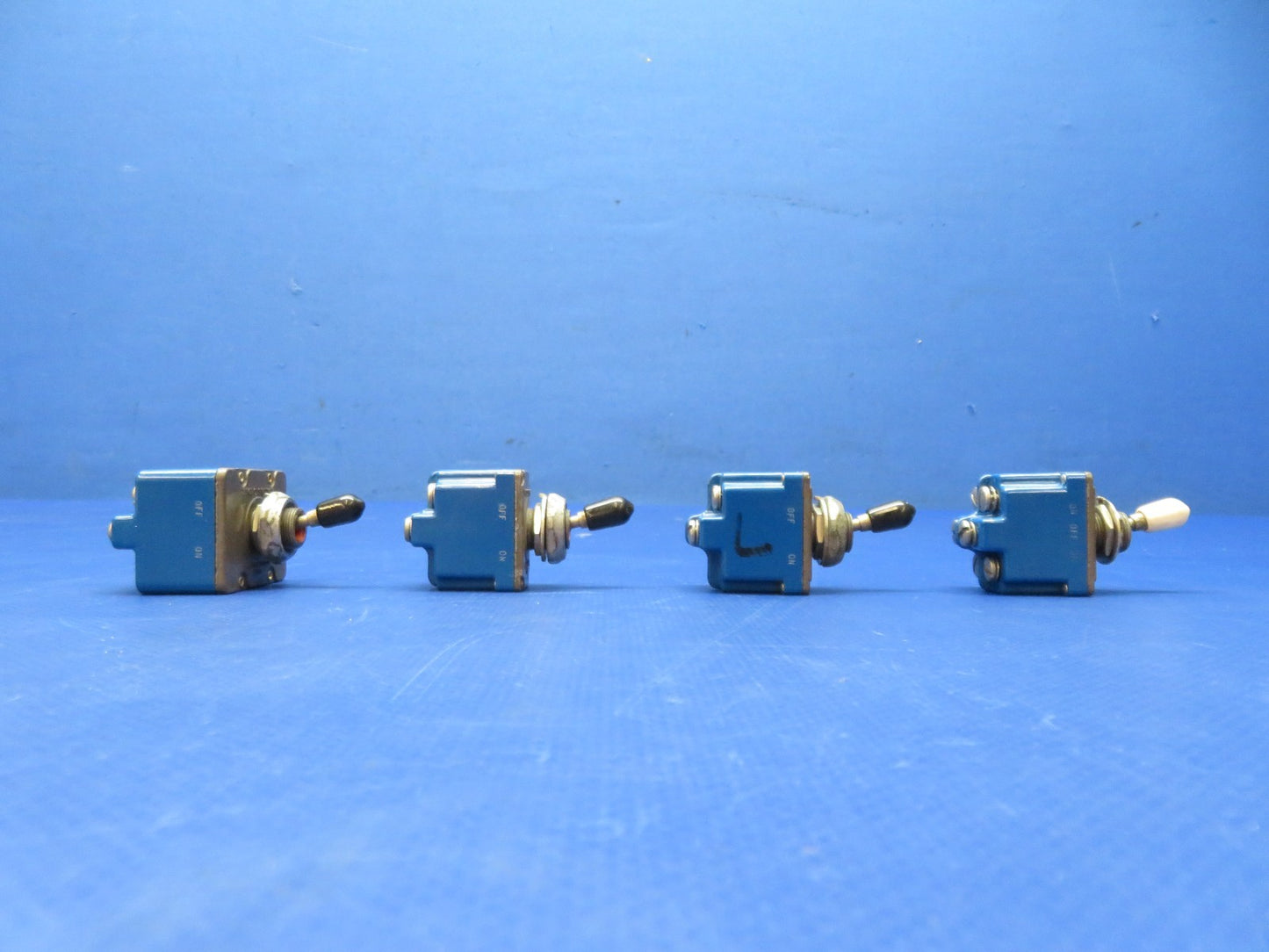 Cessna 421 Honeywell Toggle Switches P/N 2TL1-2, 4TL1-2 LOT OF 4 (0326-234)8