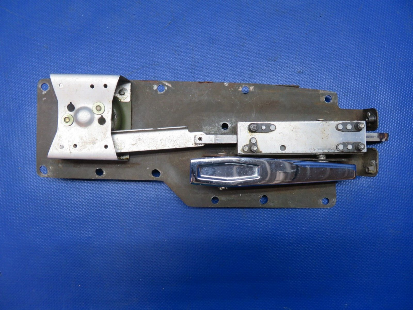Cessna 180 / 180K Cabin Door Latch Assy LH P/N 1511205-16 (0724-1830)