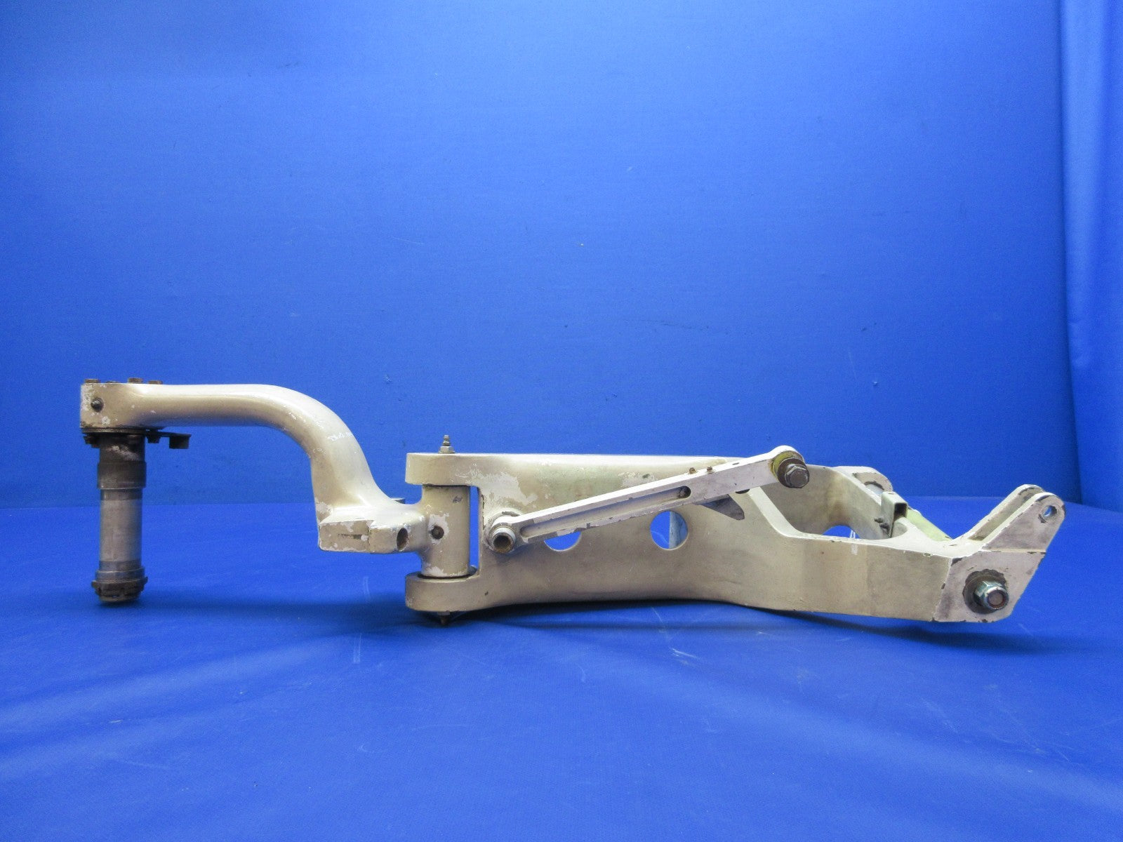 Beech 76 Duchess LH Main Landing Gear P/N 105-810019-1 (0526-2046)2