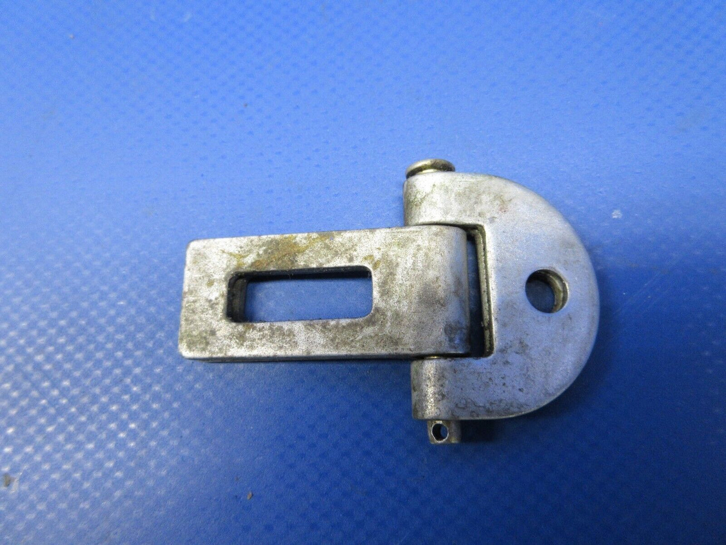 Cessna 180 / 180K Seat Belt Latch Assy P/N 0711083-1 (0524-1389)