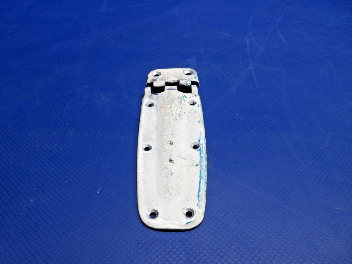 Cessna 150 / 152 RH LWR Cabin Door Hinge P/N 0413426-3, 0711037-500 (0926-876)6