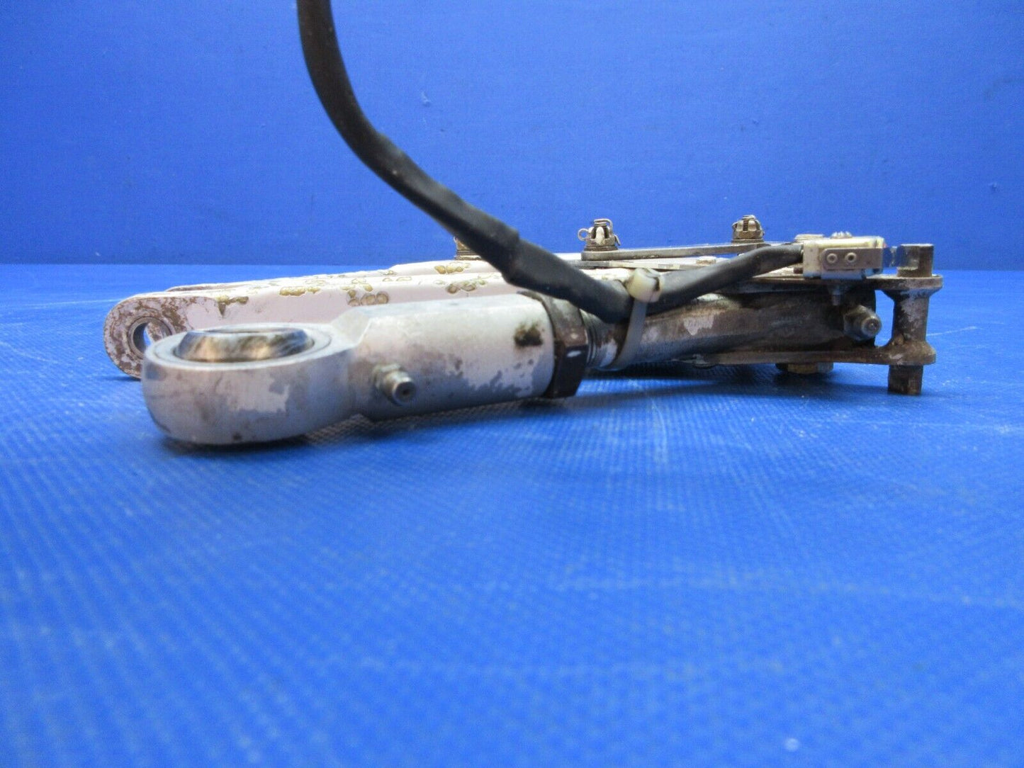 Piper PA-34-200T Seneca II RH MG Truss Assy w/ Switch P/N 78721-03 (0924-1374)