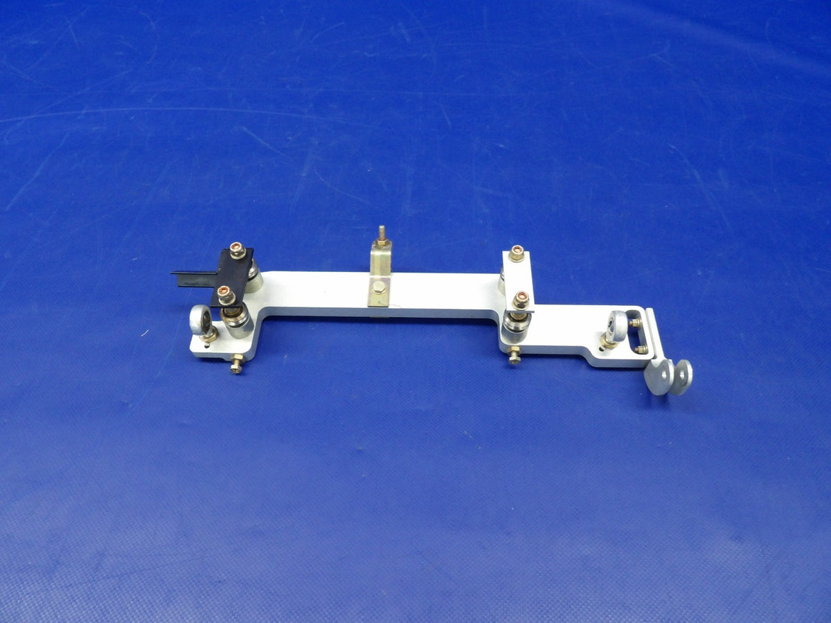 Cirrus SR22 Yoke Bearing Mount LH P/N 14938-001 (0926-1208)0