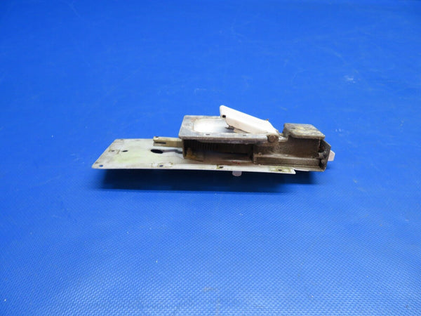 Cessna 150 / 150G Door Latch Assy RH P/N 0413387-2 (0824-1721)