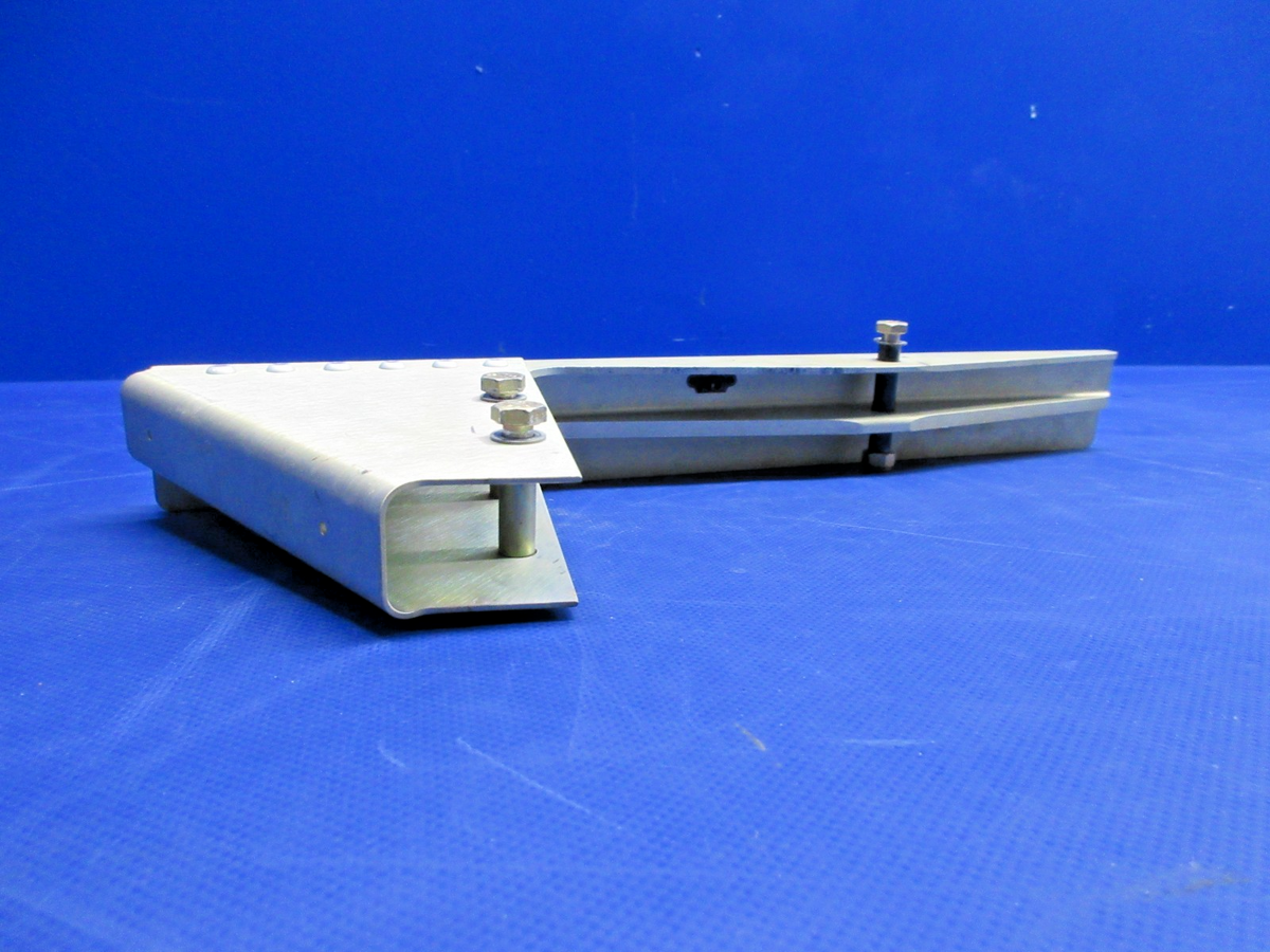 Cirrus SR22 Co-Pilot Seat Track LH & RH P/N 12490-009, 12490-010 (0926-832)3