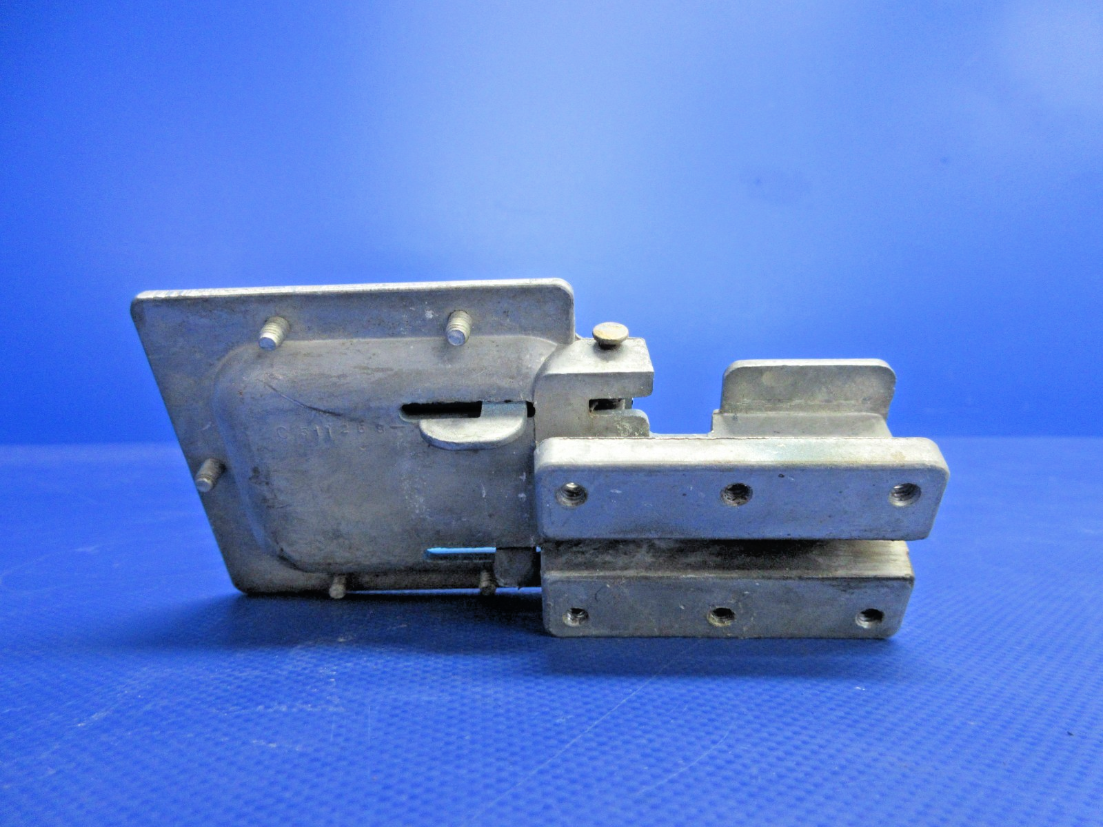Cessna 150 / 172 Cabin Door Latch Housing P/N 0511258-1 (0826-717)4