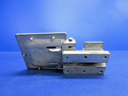 Cessna 150 / 172 Cabin Door Latch Housing P/N 0511258-1 (0826-717)4