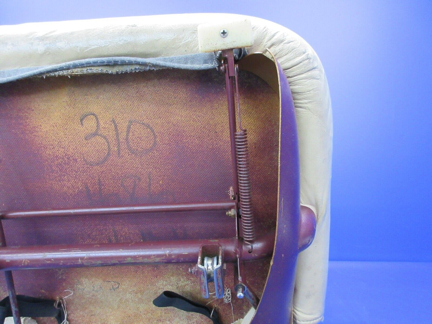 Cessna 310 / 310R RH Center Seat P/N 0812874-15 (1124-1435)