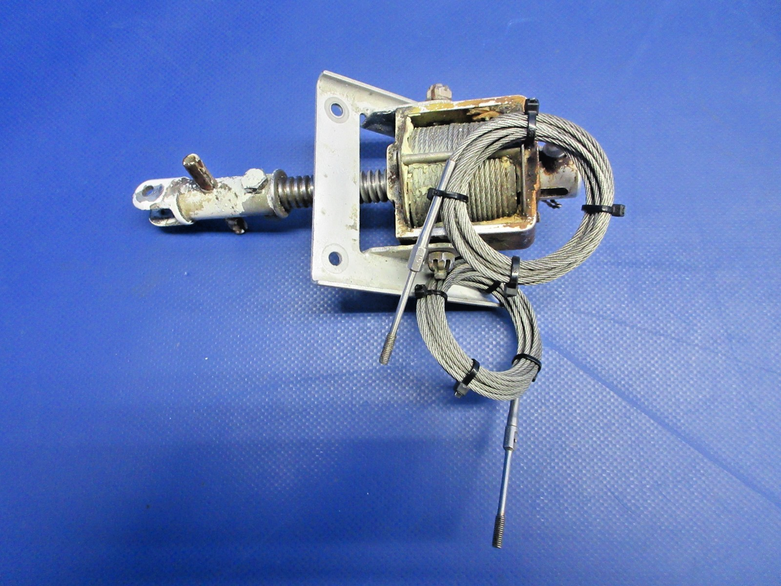 Piper PA-31T1 Cheyenne Rudder Trim Tab Cable Screw P/N 46897-06 (0626-781)3