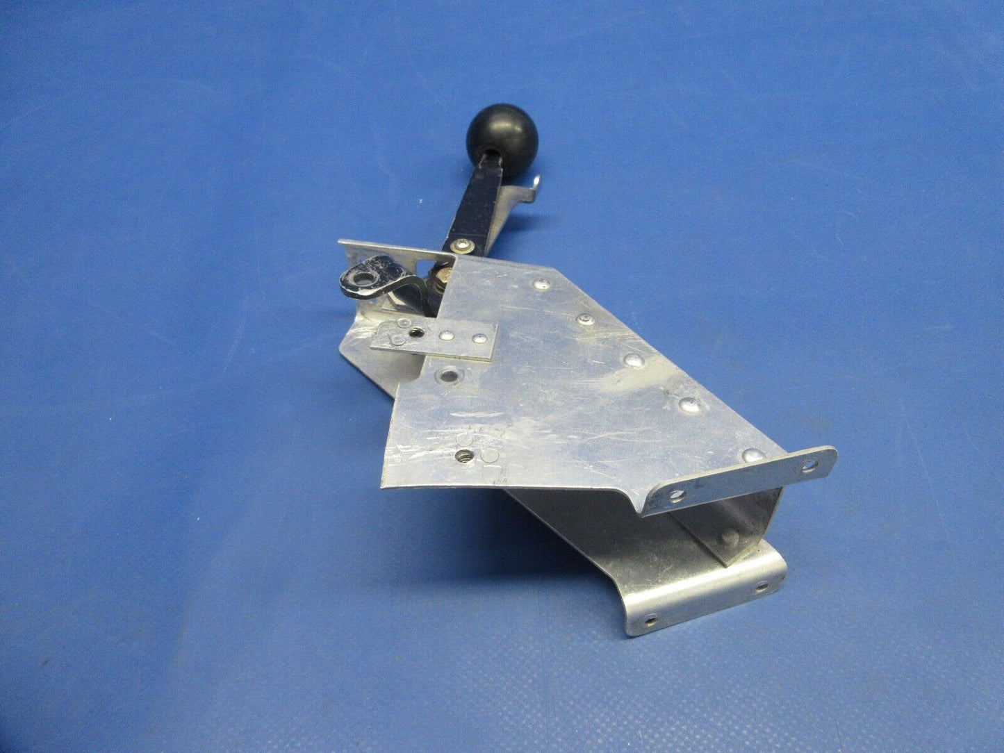 Piper PA-32RT-300T Lance II Cowl Flap Lever Pivot Assy P/N 98548-02 (0924-946)
