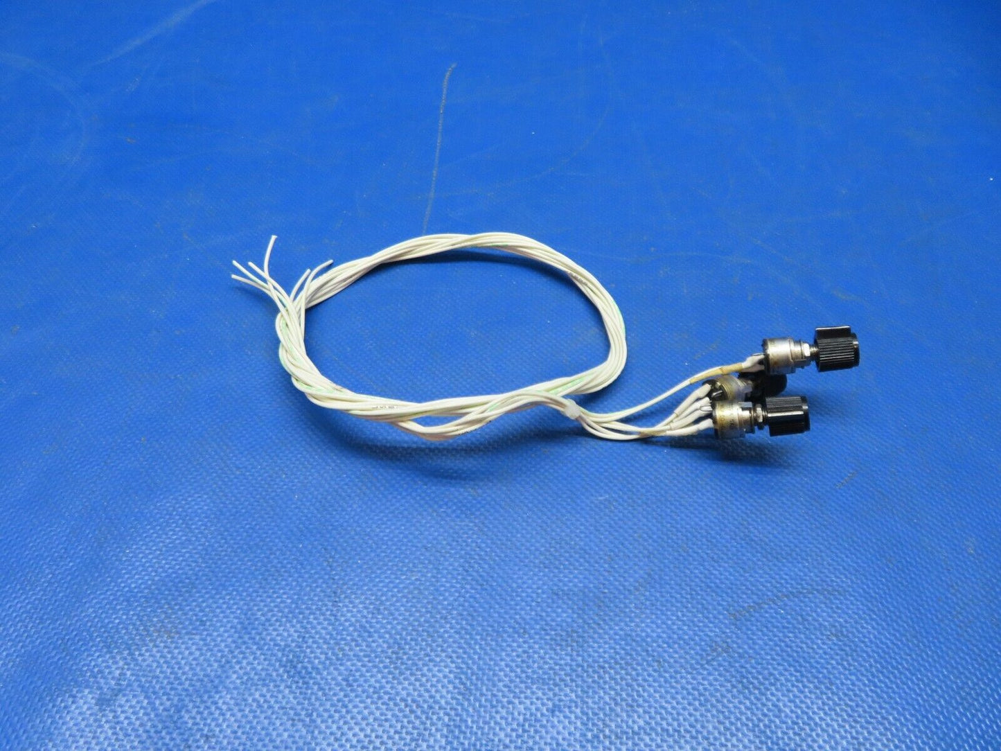 Piper PA-28-181 Archer Potentiometers w/ Knobs RV6NAYSA502A LOT OF 3 (1124-138)
