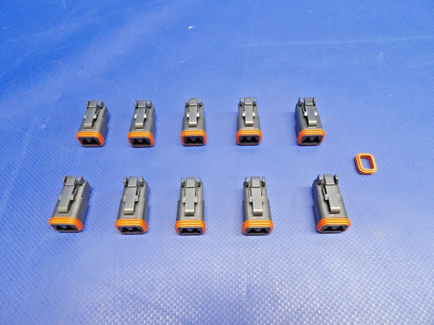 Cirrus Tanis Harness Plastic Socket P/N TCS2598 NOS LOT OF 10 (0426-1228)0