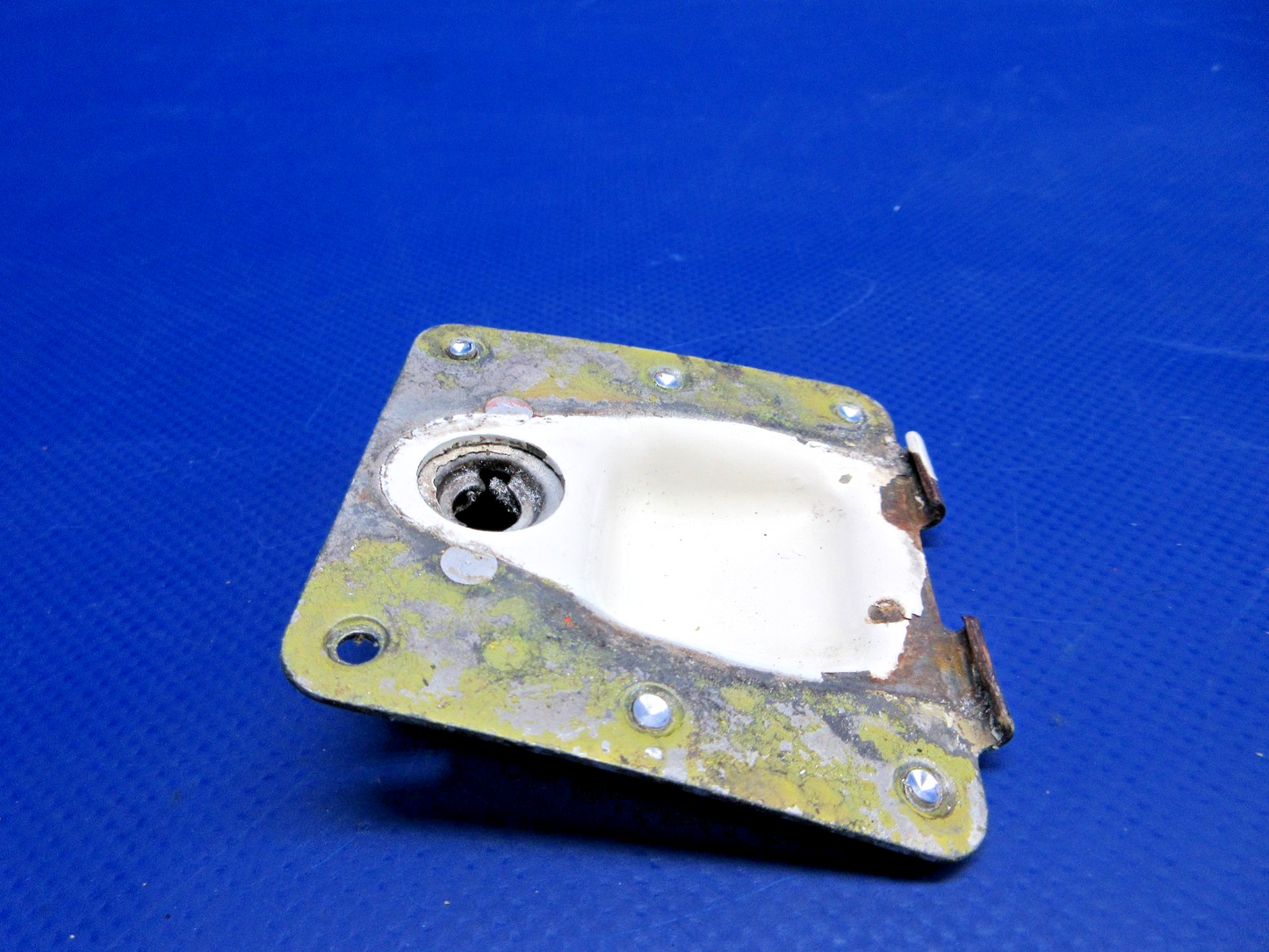 Beech D95A Travel Air Cowl Latch Plate (0326-801)10