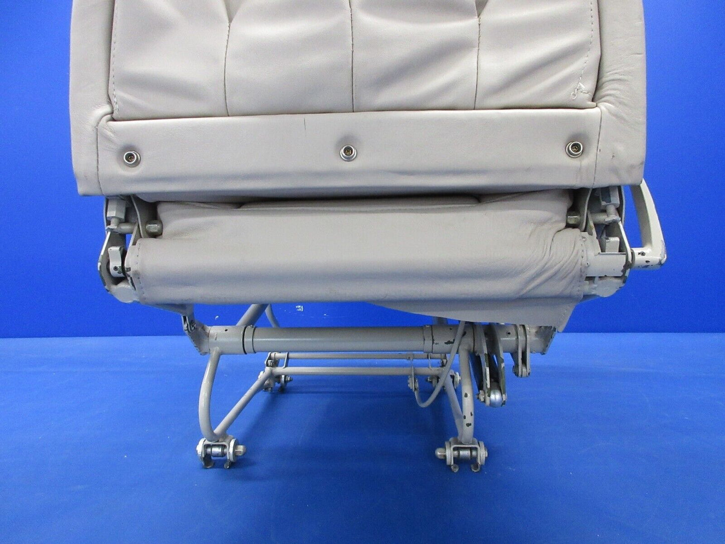 Piper PA-32RT-300T Vertical Adjust Front Pilot Seat Assy 79592-02 (0924-1424)