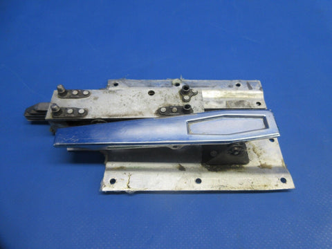 Cessna 177 / 177B Cardinal Cabin Door Latch Assy RH P/N 1717039-4 (0824-1039)