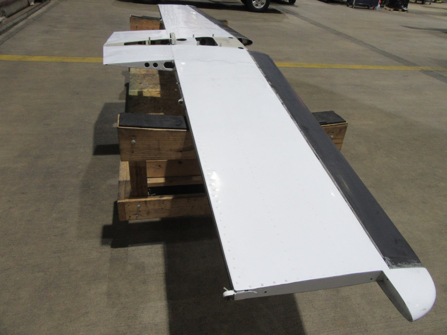 Cessna 421 Horizontal Stabilizer P/N 5032000-17 w/ De-Ice Boots (0326-39)14