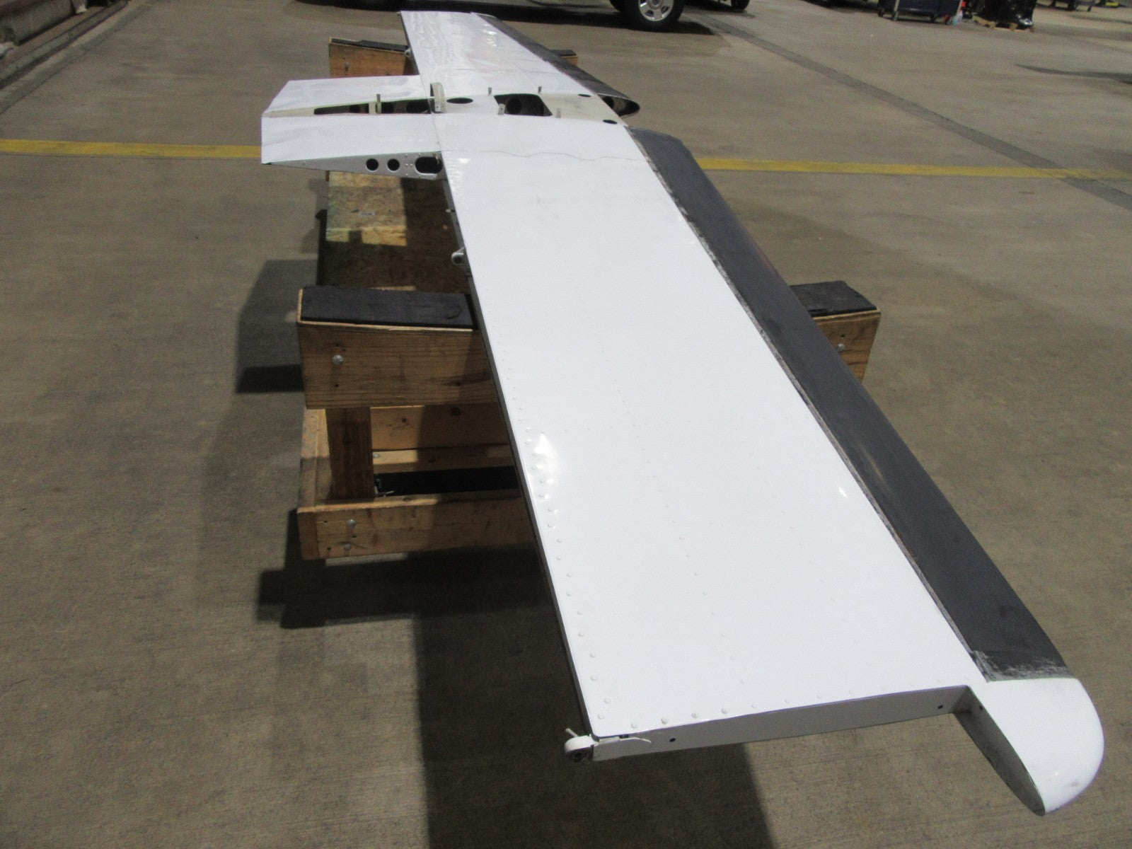 Cessna 421 Horizontal Stabilizer P/N 5032000-17 w/ De-Ice Boots (0326-39)14