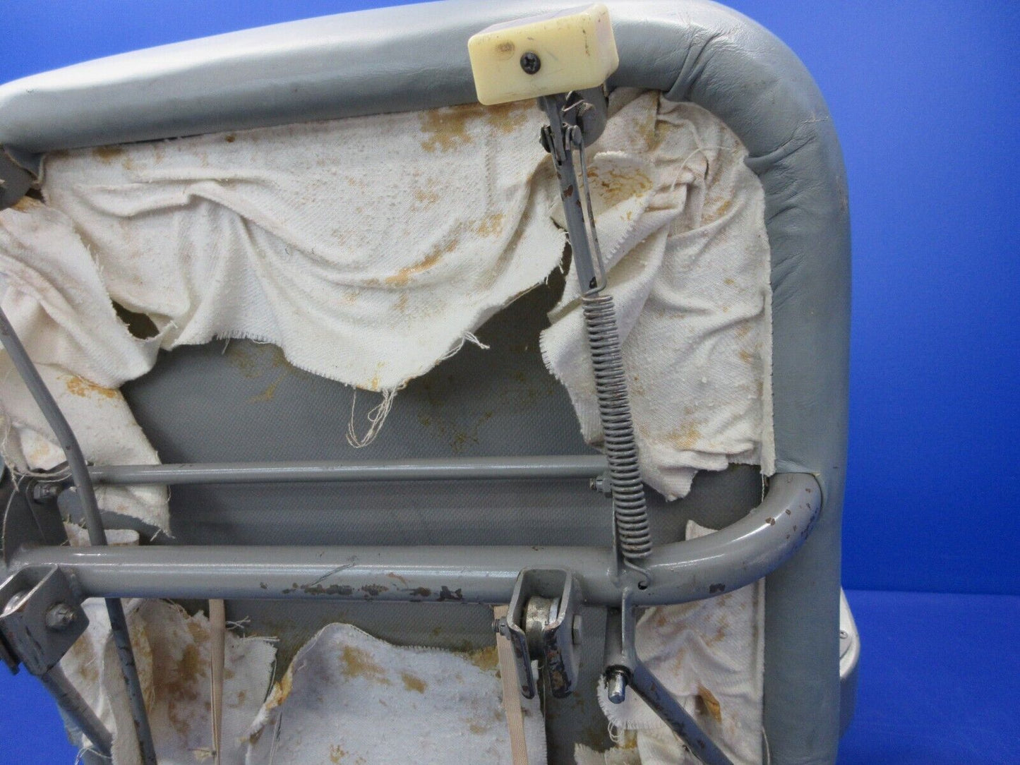 Cessna 310 / 310R LH Center Seat P/N 0812874-10 (1124-1436)