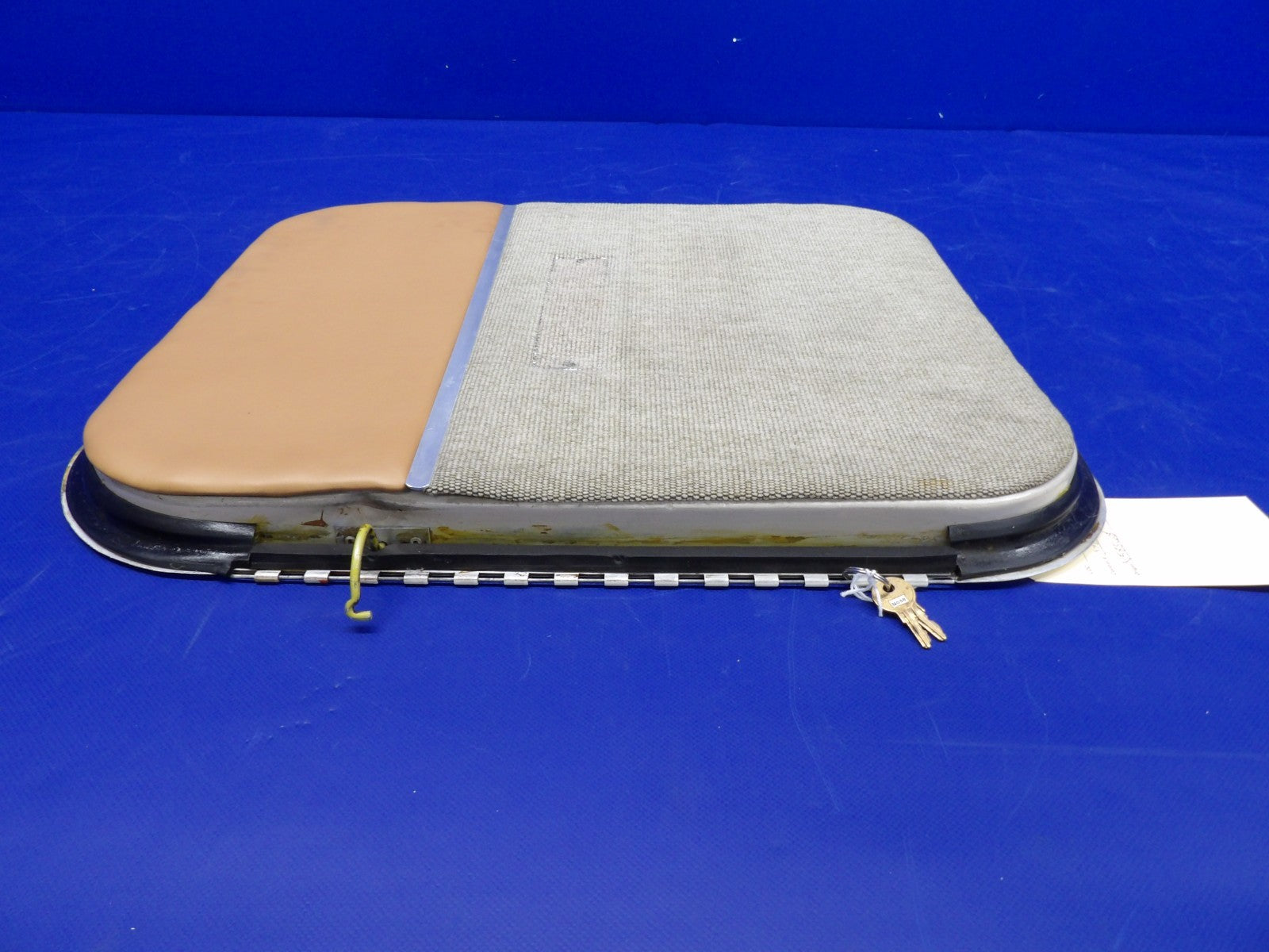Beech 95 Travel Baggage Door w/ Key 35-410070-93, 95-420015-169 (0226-2032)4