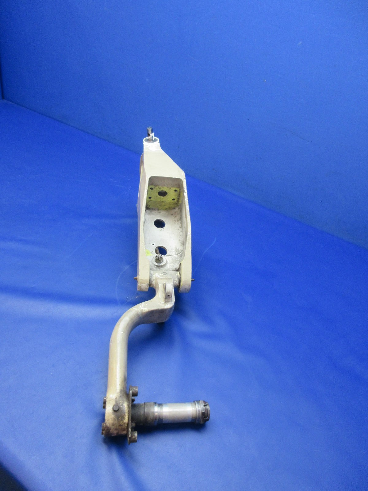 Beech 76 Duchess RH Main Landing Gear P/N 105-810019-2 (0526-2044)8