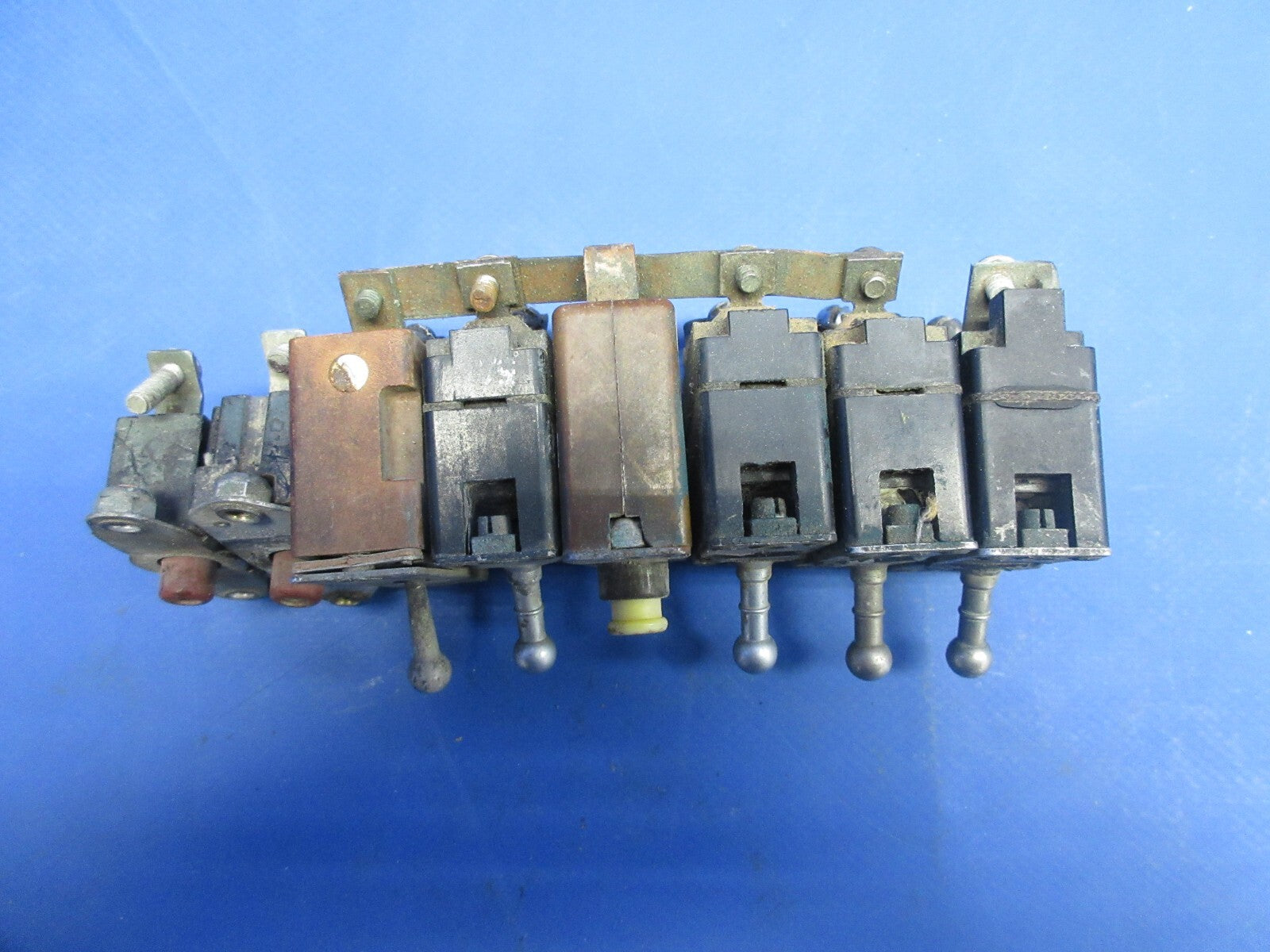 Bell 47J-2 Helicopter Assorted Switches & Circuit Breakers 43A8304 (1124-894)1