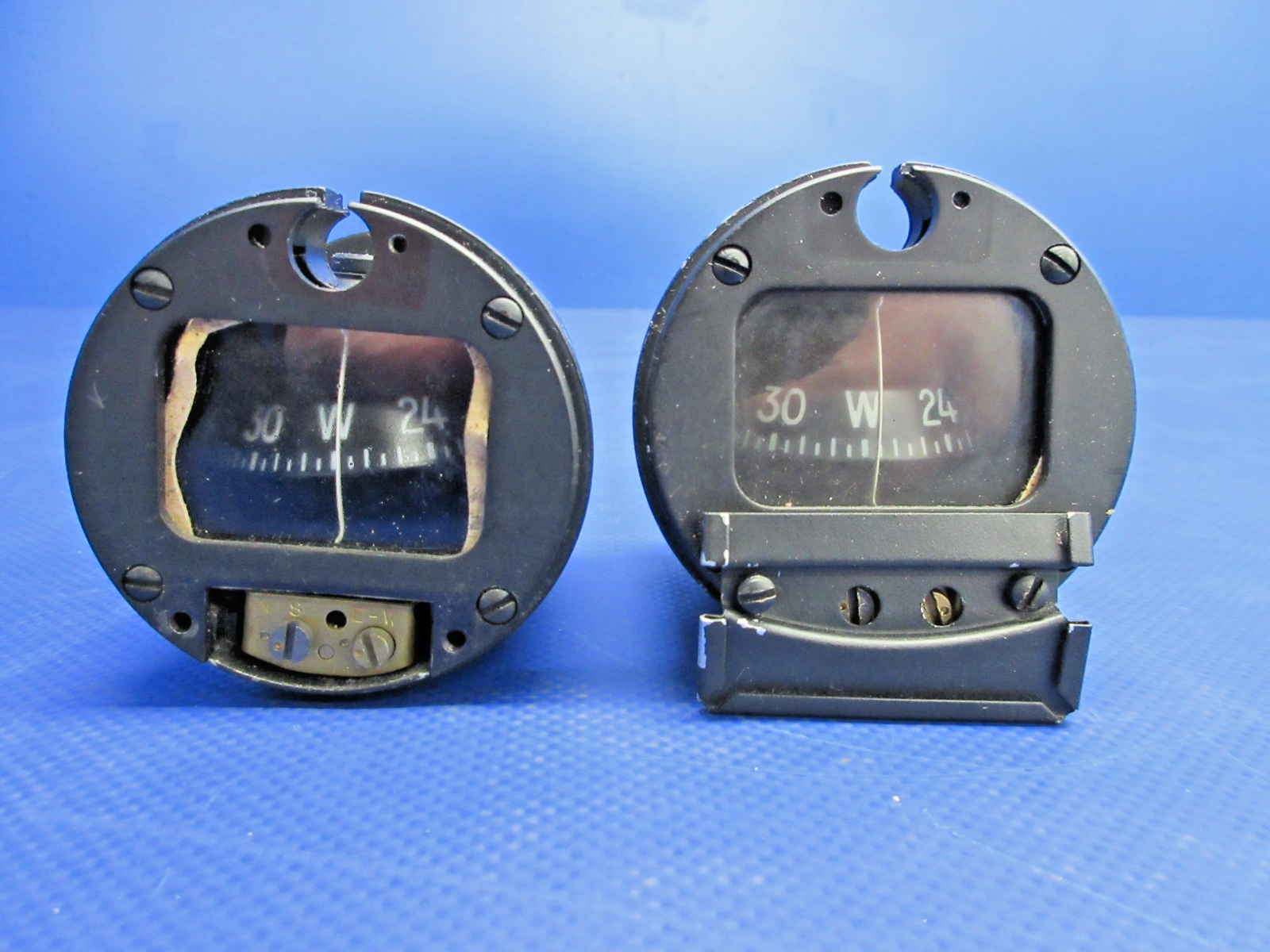 Airpath Compass P/N C2200-L4-B LOT OF 2 FOR PARTS (0326-981)2