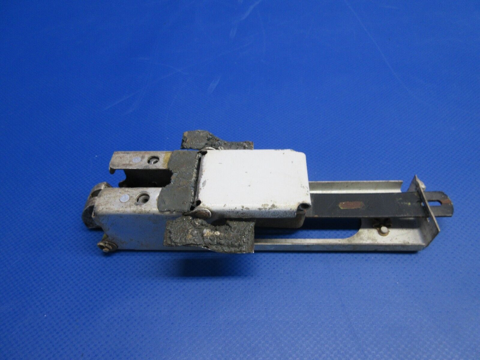 Piper PA28-140 Cherokee Cabin Door Latch Handle Assy P/N 68188-00 (0324-1231)