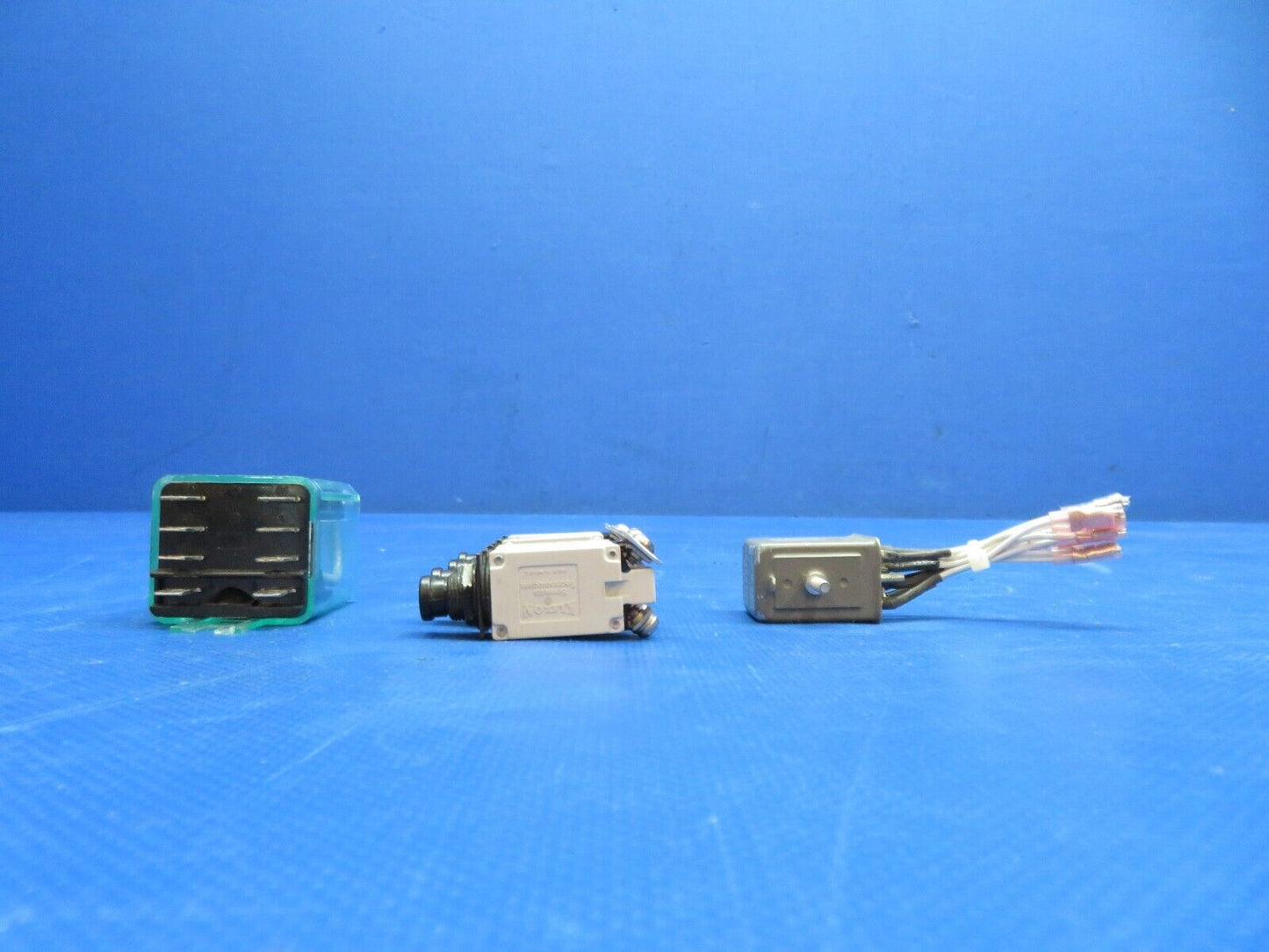 Piper PA-28-181 Relays / Circuit Breakers 24v P/N 187-32C200 LOT OF 6 (1124-132)