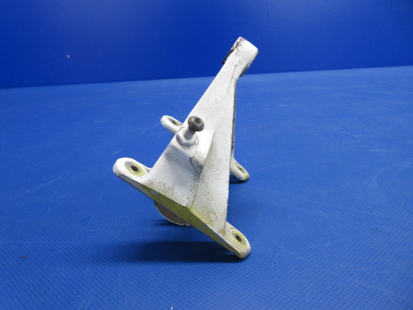 Piper PA-23-235 Aztec Rudder Lower Hinge Assy P/N 16079-00 (0524-1814)