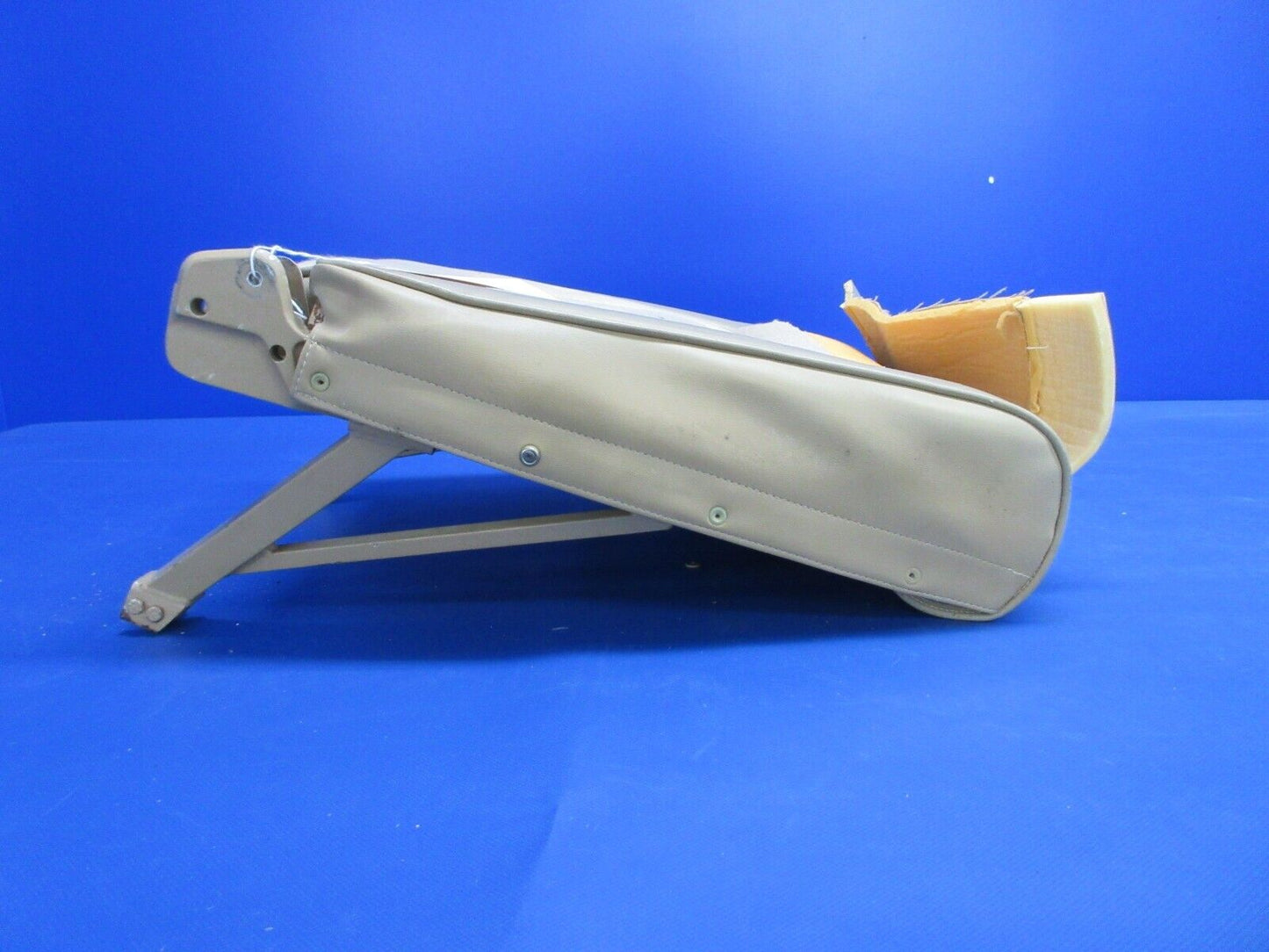 Beech 95-B55 RH Bottom Seat Frame Assy P/N 18-534013-44 (0424-624)