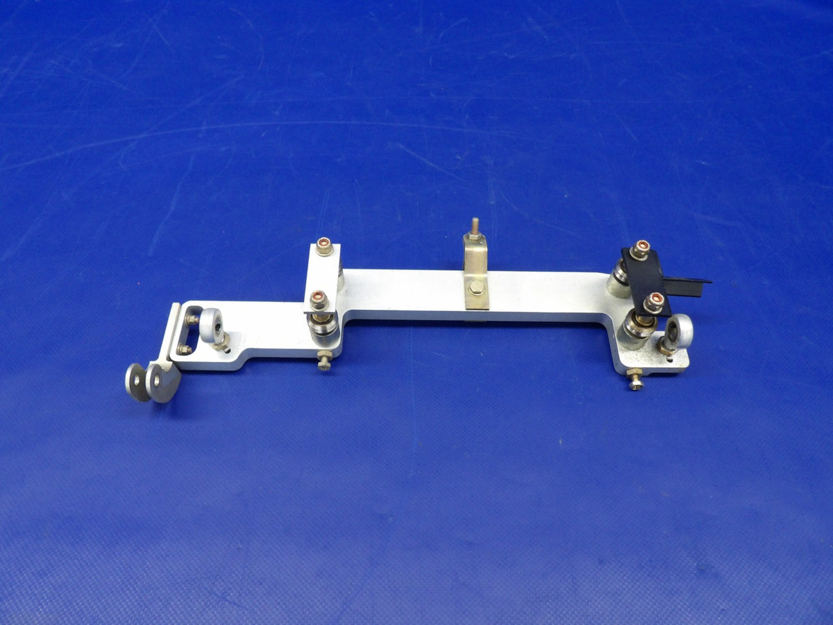 Cirrus SR22 Yoke Bearing Mount RH P/N 14938-002 (0926-1209)0