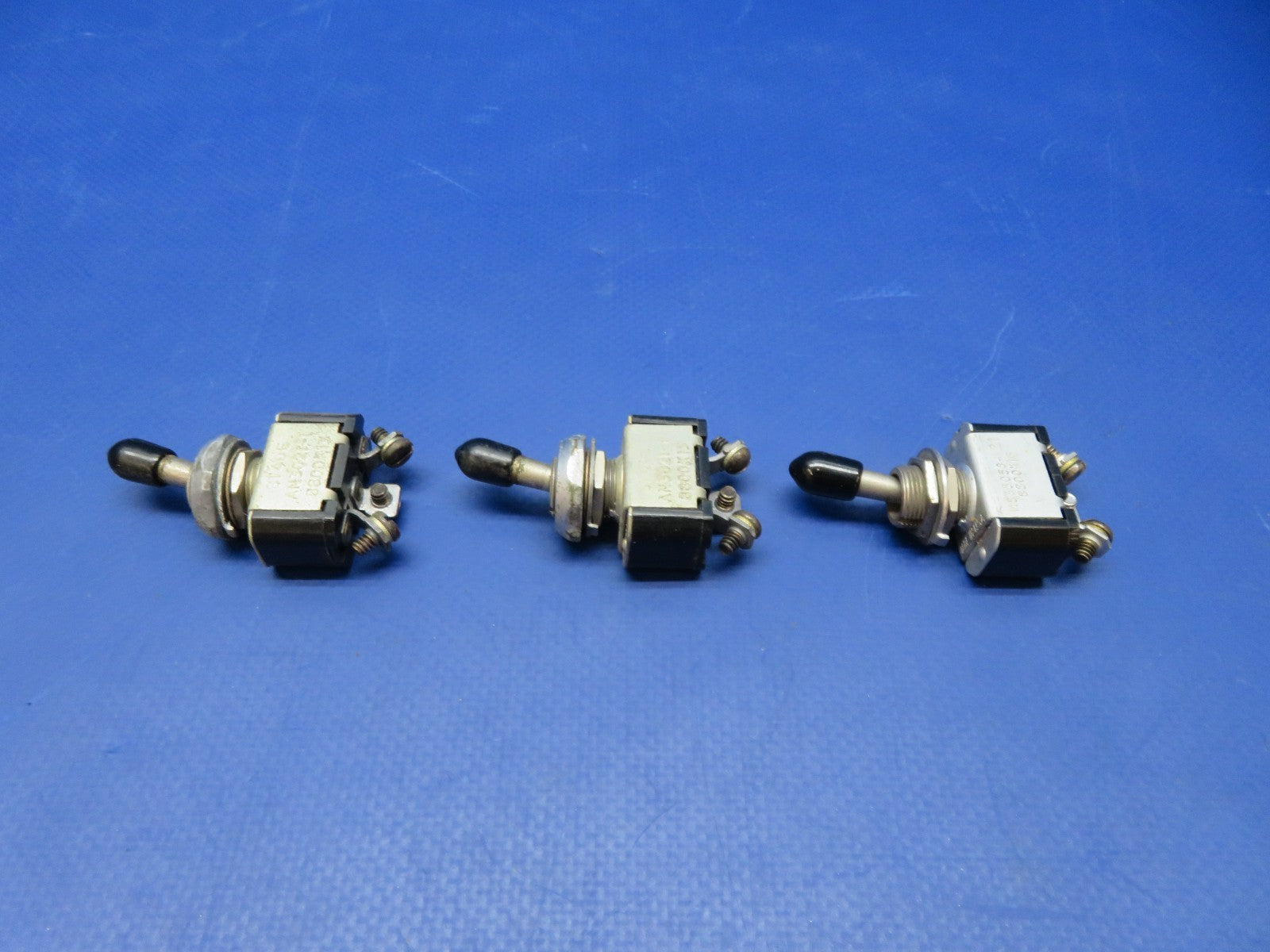 Cessna 421 Toggle Switch Cutler-Hammer AN3021-1, MS35058-21 LOT OF 3 (0326-232)3