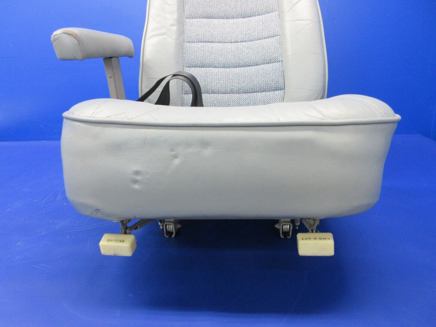 Cessna 310 / 310R LH Center Seat P/N 0812874-14 (1124-1437)