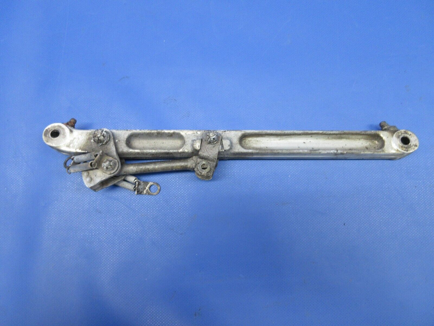 Piper PA-23-250 Aztec Main Gear Upper Link Assy P/N 16190-00 (0624-858)