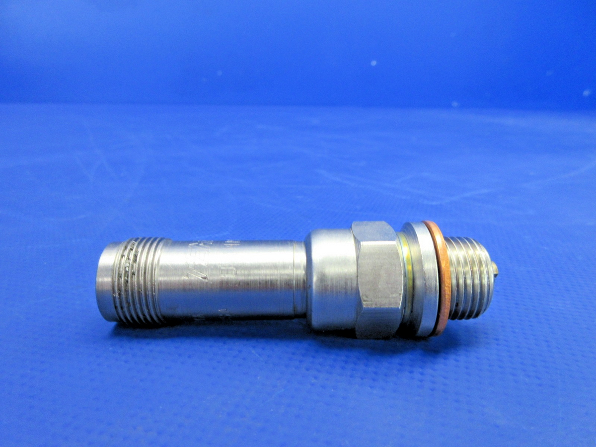 Tempest Spark Plug P/N URHM38E LOT OF 8 NOS (0926-795)5