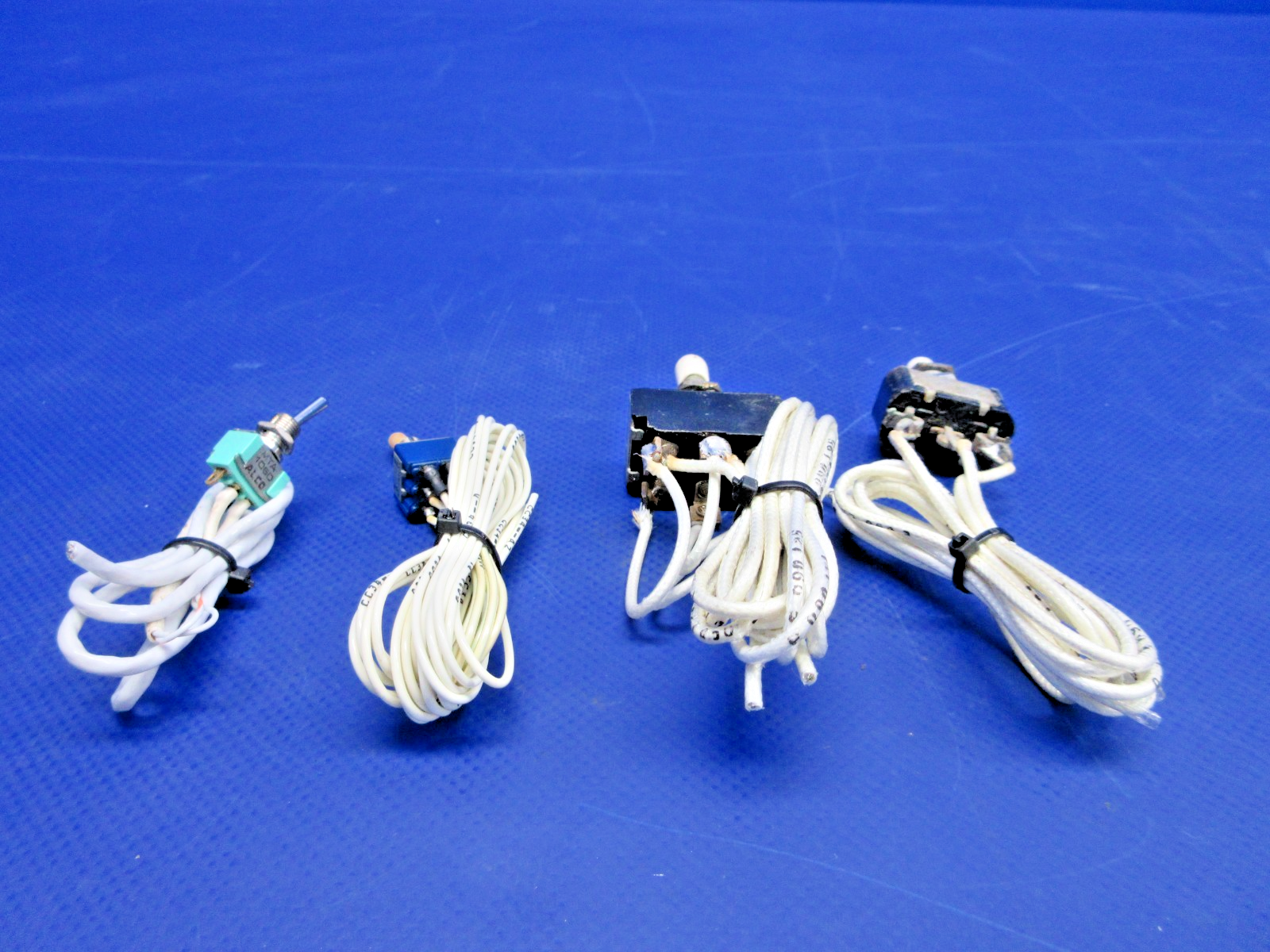 Cessna 310 / 310I Assorted Switches & Lights P/N AN3027-1 (0326-891)6