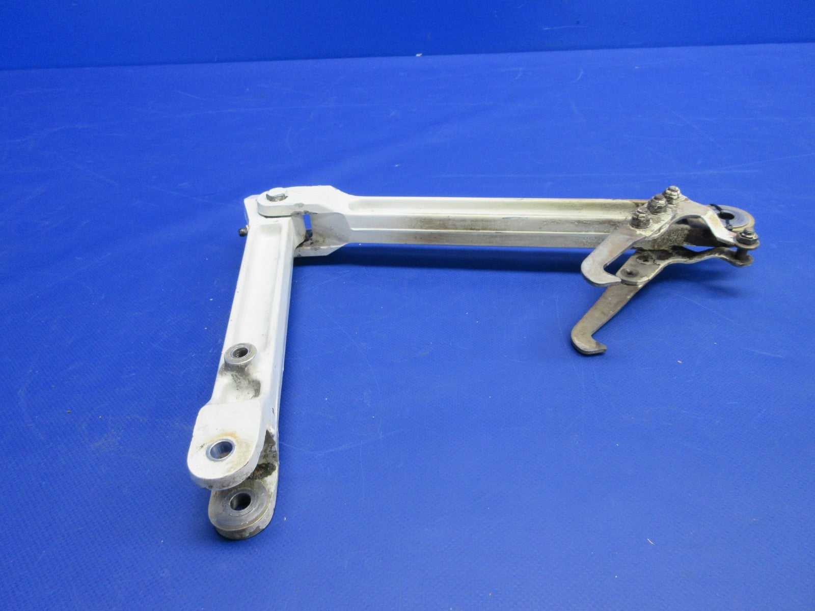 Cessna 310 / 310I Main Gear Links & Uplock Hook RH P/N 0841103-8 (0326-939)10
