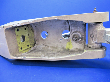 Beech 76 Duchess RH Main Landing Gear P/N 105-810019-2 (0526-2044)11